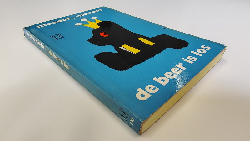 Tweedehands boek: Moeder, moeder de beer is los van auteur Samengesteld - Zwarte Beertjes-pocketreeks nummer 500. Kaft licht verkleurd en slijtage langs de randen. Inclusief poster beer in goede staat. Binnenwerk onbeschreven en netjes.