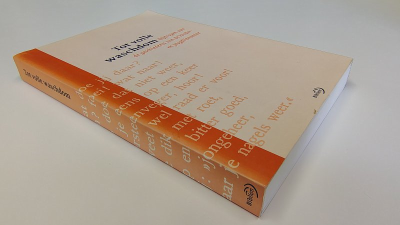 Tweedehands boek: Tot volle waschdom, bijdragen aan de geschiedenis van de kinder  en jeugdliteratuur van auteur Berry Dongelmans, Netty van Rotterdam - Paperback met flappen, lichte verkleuring rug en minimale gebruikerssporen randen kaft. Binnenwerk oogt als nieuw. Rijkelijk geïllustreerd.