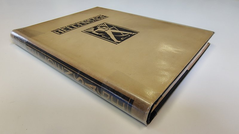 Tweedehands boek: Heldensage van auteur Henriette Roland Holst-van der Schalk - Hardcover met stofomslag. Omslag verkleurd en lichte slijtage langs de randen. Omslag beschermd met folie omslag. Goed in de binding. Binnenwerk onbeschreven en netjes.