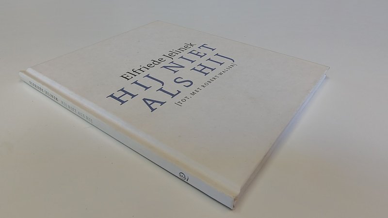 Tweedehands boek: Hij niet als hij van auteur Elfriede Jelinek, Arnon Grunberg - Hardcover inclusief DVD, in zeer goede staat. Wat grijze vlekjes - vegen op de kaft. Achterzijde binnenkant kaft, zwarte viltstift, verder keurig netjes.