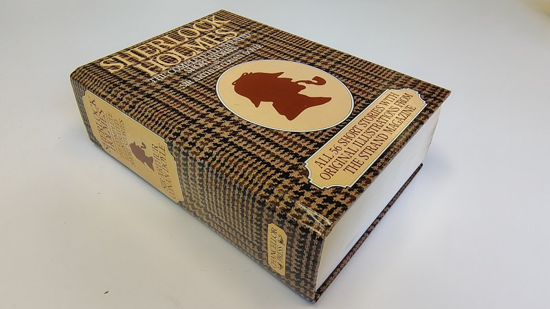 Tweedehands boek: Sherlock Holmes, the complete illustrated Short Stories van auteur Sir Arthur Conan Doyle - Engelstalige hardcover in zeer goede staat. Pagina's licht egaal verkleurd als in pocket. Onbeschreven en zeer netjes.