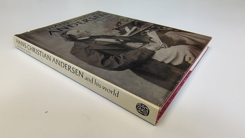 Tweedehands boek: Hans Christian Andersen and His World van auteur Reginald Spink - Engelstalige hardcover met stofomslag. Lichte slijtage langs de randen omslag. Lichte verkleuring onderkant kaft. Naampje voorin, verder onbeschreven en netjes.