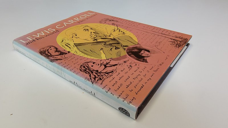 Tweedehands boek: Lewis Carroll and His World van auteur John Pudney - Engelstalige hardcover met stofomslag. Omslag rug verkleurd, lichte gebruikerssporen randen. Linnen kaft met goudopdruk goed. Naam voorin, het wit van de witte pagina's licht verkleurd.
