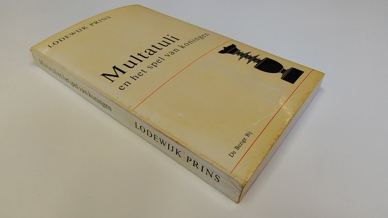 Tweedehands boek: Multatuli en het spel van koningen van auteur Lodewijk Prins - Paperback met rechte rug en leesvouw. Kaft en rug verkleurd en vlekkerig. Binnenwerk onbeschreven en netjes. Compleet met originele errata-blaadje met zetcorrecties.