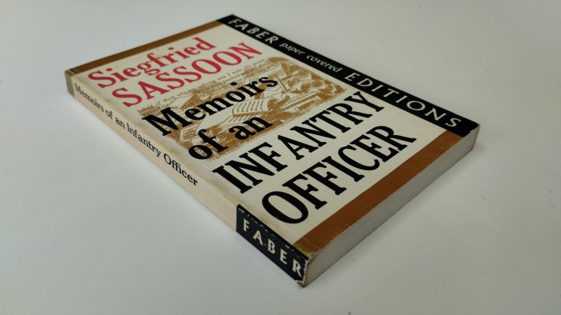 Tweedehands boek: Memoirs of an infantry officer van auteur Siegfried Sassoon - Engelstalige paperback in nette gebruikte staat. De kaft en rug vertonen normale gebruiks- en ouderdomssporen en enige verkleuring passend bij de leeftijd. Het boek oogt verder verzorgd.