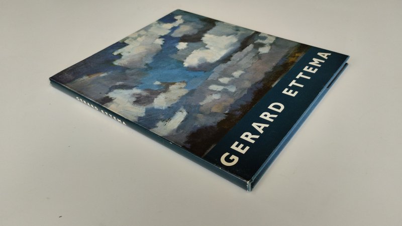 Tweedehands boek: Gerard Ettema 60 jaar van auteur Lucy de Jong - Hardcover met stofomslag. Omslag vertoont gebruikssporen aan randen en hoeken en achterkant kaft. Binnenwerk is netjes en onbeschreven. Ex libris relief stempel voorin.