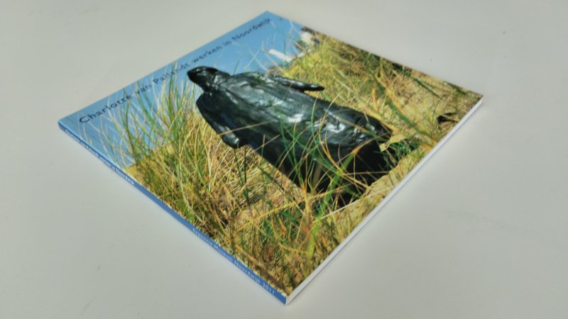 Tweedehands boek: Charlotte van Pallandt werken in Noordwijk van auteur R. Korbee - Goed tot zeer goed – Nederlandstalige paperback in verzorgde gebruikte staat. De kaft vertoont lichte, normale gebruikssporen aan randen en hoeken. Het exemplaar oogt verder netjes en verzorgd. Ex Libris relief stempel.