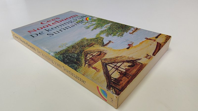 Tweedehands boek: De koning van Suriname van auteur Cees Nooteboom - Rainbow pocket 148 met rechte rug en leesvouw. Lichte slijtage onderkant rug en lichte gebruikerssporen randen kaft. Binnenwerk onbeschreven en netjes.