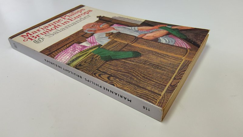 Tweedehands boek: Bruiloft in Europa van auteur Marianne Philips - Salamander paperback nummer 118. Rechte rug zonder leesvouwen. Lichte slijtage randen kaft en lichte verkleuring. Binnenwerk onbeschreven en netjes.