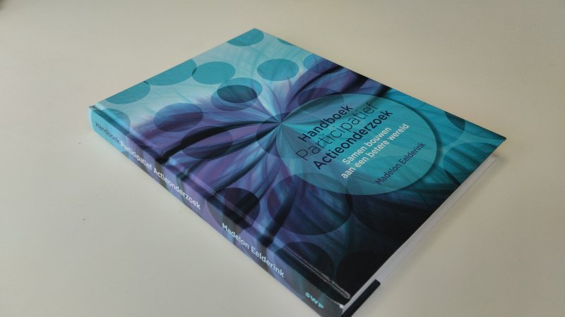 Tweedehands boek: Handboek participatief actieonderzoek van auteur Madelon Eelderink - Hardcover in zeer goede staat met leeslint. Kaft vertoont slechts lichte gebruikerssporen. Binnenwerk onbeschreven en netjes.