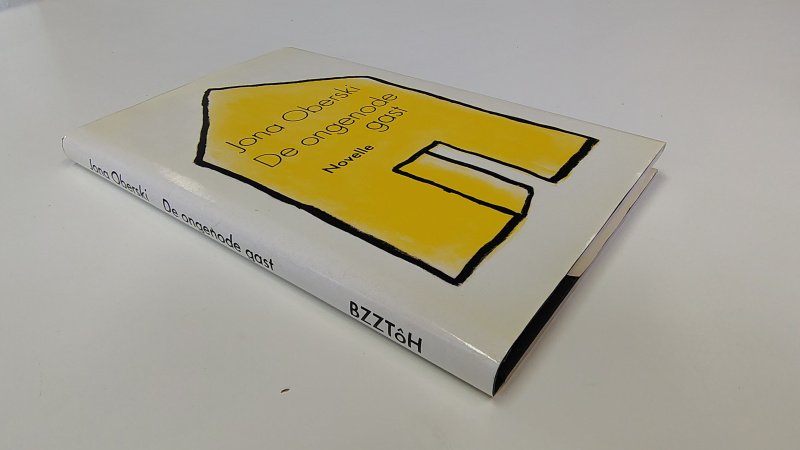 Tweedehands boek: De ongenode gast van auteur Jona Oberski - Hardcover met stofomslag. Hele lichte verkleuring omslag. Minimale gebruikerssporen puntjes omslag. Met handtekening van de auteur en de datum 3 maart 1995