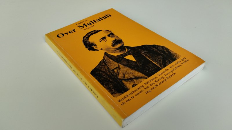 Tweedehands boek: Publicaties over Multatuli in reprint van auteur Diverse auteurs - Nederlandstalige softcover. Rechte, iets verkleurde rug. Minimale gebruikerssporen aan de kaft. Op schutblad is geschreven. Pagina's netjes en onbeschreven.