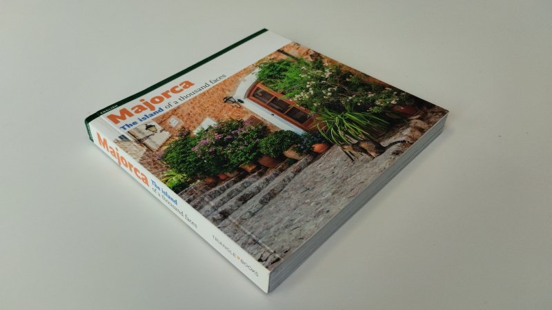 Tweedehands boek: Majorca, the Island of thousand faces van auteur Albert Herranz Hammer - Engelstalige softcover met flappen. Op schutblad datum geschreven. Minimale gebruikerssporen aan de kaft en pagina's. Netjes en onbeschreven.