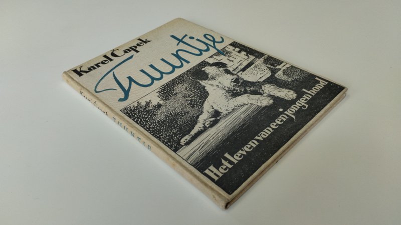 Tweedehands boek: Tuuntje het leven van een jonge hond van auteur Karel Capek - Nederlandstalige linnen gebonden hardcover. De Kaft is verkleurd met lichte gebruikerssporen aan de hoeken. Pagina's zijn licht verkleurd, maar netjes en onbeschreven.