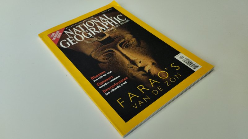 Tweedehands boek: National Geographic Nederland-België – april 2001 van auteur Diverse auteurs - Nederlandstalige paperback, lichte gebruikerssporen aan de hoeken. Pagina's netjes en onbeschreven