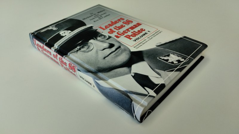 Tweedehands boek: Leaders of the SS & German Police, volume 1 van auteur Michael D. Miller - In zeer goede staat. Engelstalige hardcover. Minimale gebruikerssporen aan de hoeken. Pagina's netjes en onbeschreven. Zeldzaam boek