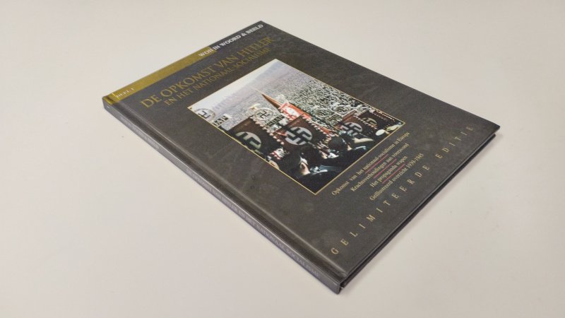 Tweedehands boek: WOII In Woord en Beeld Deel 1 De opkomst van Hiltler van auteur Diverse auteurs - In goede tot zeer goede staat. Nederlandstalige hardcover. Minimale gebruikerssporen aan de kaft. Pagina's licht verkleurd door het soort papier, maar netjes en onbeschreven. Prachtige foto's.