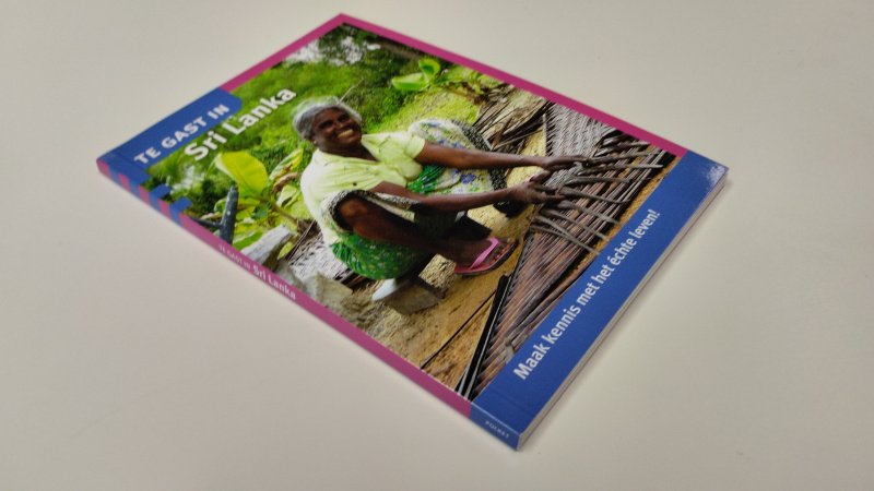 Tweedehands boek: Te gast in Sri Lanka van auteur Karin Anema, Daan Vermeer, Johannes Ode, Mirjam van den Berg - In goede tot zeer goede staat. Nederlandstalige softcover. Netjes en onbeschreven.