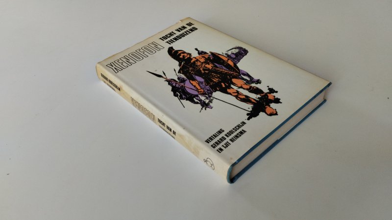 Tweedehands boek: Tocht van de tienduizend van auteur Xenofon - In redelijke tot goede staat. Hardcover met stofomslag (gebruikerssporen en verkleuring). Ex Librisstempel voorin. Snede aan bovenkant is vlekkerig. Pagina's onbeschreven en prima te lezen. Stevig in de binding. Klassieker