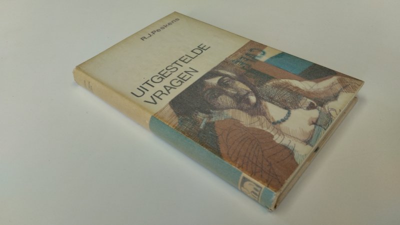 Tweedehands boek: Uitgestelde vragen van auteur R.J. Peskens - In goede staat. Nederlandstalige hardcover met stofomslag( is iets ver
kleurd). Ex Libris relief stempel op schutblad. Pagina's netjes en onbeschreven