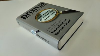 Boek met de titel: Prisma Etymologisch woordenboek. Onze woorden, hun oorsprong en ontwikkeling.