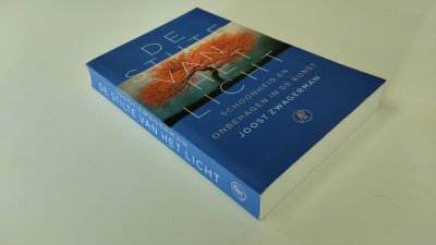 Boek met de titel: De stilte van het licht