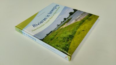Boek met de titel: Rivieren in beweging