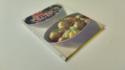 Boek met de titel: Olijfolie, koken met stijl