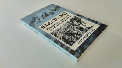 Boek met de titel: Island in the sky, pionering accounts if mr. Rainier, 1833-4894