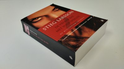 Boek met de titel: De vrouw die met vuur speelde