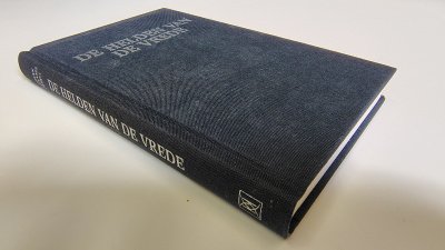 Boek met de titel: De helden van de vrede