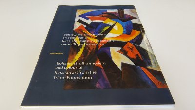 Boek met de titel: Bolshevist, ultra-modern en bontkleurig Russische kunst uit de collectie van de Triton Foundation