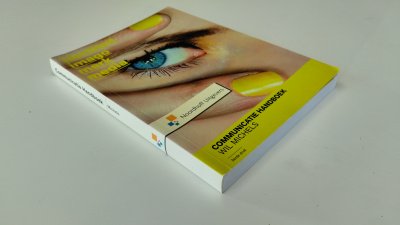 Boek met de titel: Communicatie handboek, identiteit imago merk media