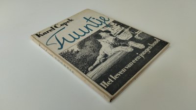 Boek met de titel: Tuuntje het leven van een jonge hond