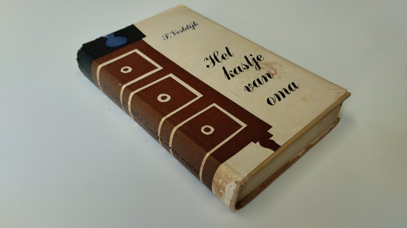 Tweedehands boek: Het kastje van Oma van auteur S. Vestdijk - In redelijke staat. Nederlandstalige hardcover met stofomslag. De stofomslag heeft duidelijke gebruikerssporen. Pagina's vergeeld en soms met foxing, maar nog zeer goed te lezen.