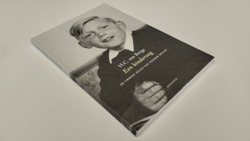 Tweedehands boek: Een kinderoog. De vroege jeugd van Xander Specht van auteur H. C. ten Berge - In goede tot zeer goede staat. Nederlanstalige softcover, lichte gebruikerssporen aan de kaft. Op schutblad is een boodschap geschreven. Rest van de pagina's netjes en onbeschreven