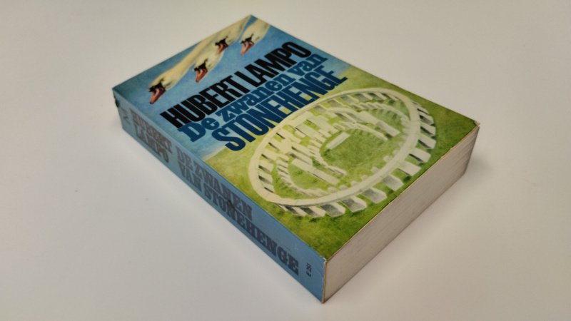 Tweedehands boek: De zwanen van Stonehenge van auteur Hubert Lampo - In goede staat. Nederlandstalige softcover. Lichte gebruikerssporen en leesvouwtjes in de rechte rug. Achterkant kaft is verkleurd. Pagina's netjes en onbeschreven