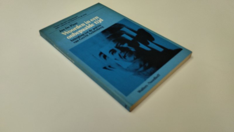 Tweedehands boek: Woorden in een onbepaalde tij van auteur Jan de Pierre - In goede staat. Nederlandstalige softcover. Zowel kaft als pagina's zijn verkleurd. rechte rug. Pagina's zijn onbeschreven.