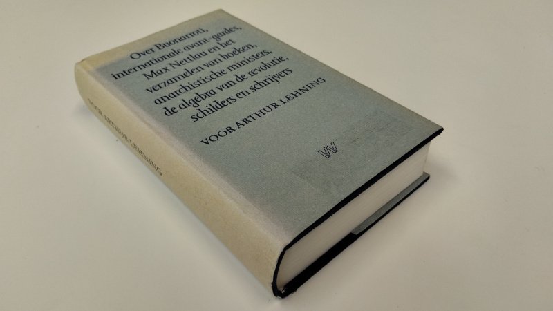 Tweedehands boek: Over Buonarroti, internationale avant-gardes, van auteur Maria Hunink, Jaap Kloosterman en Jan Rogier (red.) - In goede staat. Nederlandstalige linnen ingebonden hardcover met stofomslag. Stofomslag is verkleurd met name de rug. Op het Schutblad is een datum geschreven en er is een reliefstempel. Pagina's netjes en onbeschreven