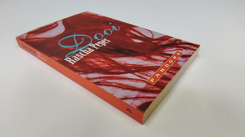 Tweedehands boek: Dooi van auteur Rascha Peper (pseud. van Jenneke Strijland.) - Pocket met rechte rug zonder leesvouwen. Lichte gebruikersspoor onderste puntje kaft. Binnenwerk onbeschreven en netjes.
