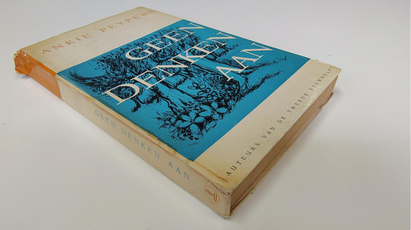 Tweedehands boek: Geen denken aan van auteur Ankie Peypers - Geplastificeerde paperback met rechte rug zonder leesvouwen. Duidelijke slijtage rug en verkleuring. Nog goed in de binding Naampje voorin, verder onbeschreven en netjes.