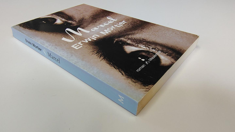 Tweedehands boek: Marcel van auteur Erwin Mortier - Paperback met rechte rug en lichte leesvouwen. Lichte slijtage puntjes kaft. Watervlek onderkant snede, loopt niet door over de bladzijdes. Binnenwerk onbeschreven en netjes.