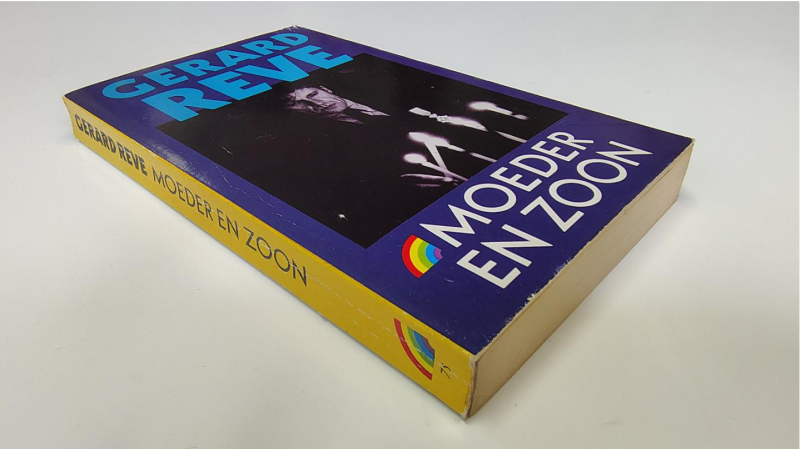 Tweedehands boek: Moeder en zoon van auteur Gerard Kornelis Reve - Pocket met rechte rug en leesvouwen. Lichte slijtage randen kaft en rug. Naampje voorin, verder onbeschreven en netjes. In goede staat. Rainbow pocket 75