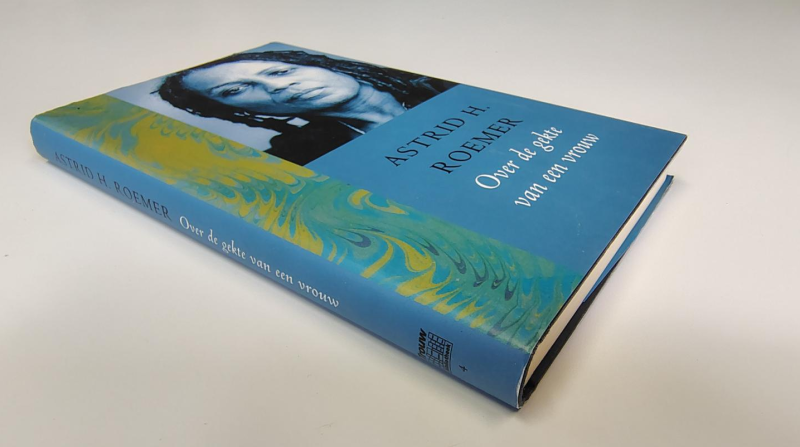 Tweedehands boek: Over de gekte van een vrouw van auteur Astrid Roemer - Hardcover met stofomslag. Minimale gebruikerssporen bovenrand omslag. Binnenwerk als nieuw!