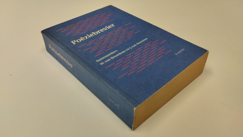 Tweedehands boek: Poeziebrevier van auteur W. van Beusekom en J. van Staveren - In goede staat. Nederlandstalige softcover met rechte rug. Lichte gebruikerssporen aan de kaft. Ex Libris reliefstempel op schutblad. Pagina's verkleurd, maar netjes en onbeschreven.