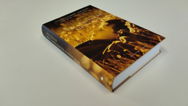 Tweedehands boek: Het land van de kleine man van auteur Leif Enger, Henny van Gulik - Zo goed als nieuw. Nederlandstalige hardcover met stofomslag. Bijna geen gebruikerssporen waar te nemen. Pagina's netjes en onbeschreven.
