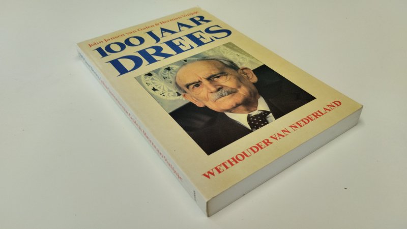 Tweedehands boek: 100 Jaar Drees van auteur John Jansen van Galen & Herman Vuijsje - In goede staat. Nederlandstalige softcover.  Zowel kaft als pagina's licht verkleurd. Pagina's netjes en onbeschreven. Rechte rug