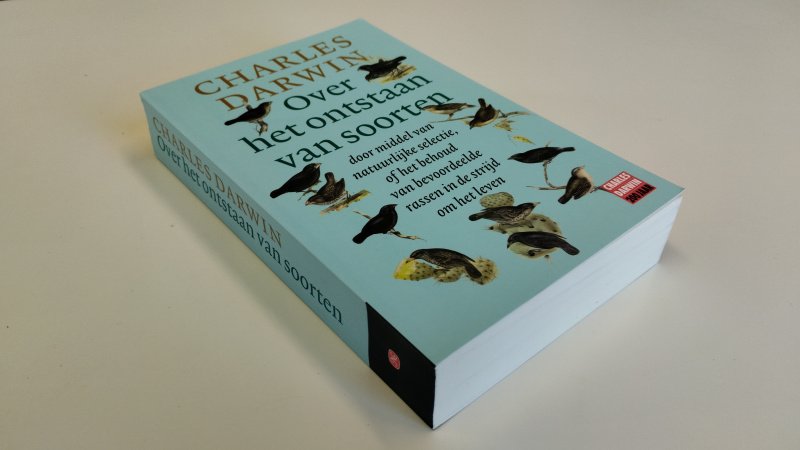 Tweedehands boek: Over het ontstaan van soorten van auteur Charles Robert Darwin - In goede tot zeer goede staat. Nederlandstalige paperback. Hele licht gebruikssporen aan kaft en pagina's. Mooi boek.