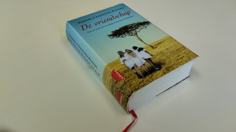 Tweedehands boek: De vriendschap van auteur Barbara & Stephanie Keating - In goede tot zeer goede staat. Nederlandstalige hardcover met stofomslag. Lichte gebruikssporen aan de stofomslag. Pagina's netjes en onbeschreven. Met leeslintje. Rechte rug.