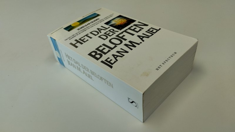Tweedehands boek: Het dal der beloften van auteur Jean M. Auel - In goede staat. Nederlandstalige softcover. Lichte gebruikssporen aan de kaft. Pagina's netjes en onbeschreven.q